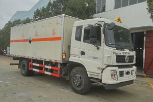 程力威牌CLW5162XFWE5型腐蝕性物品廂式運(yùn)輸車