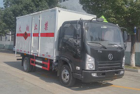 程力威牌CLW5083XRYS5型易燃液體廂式運輸車
