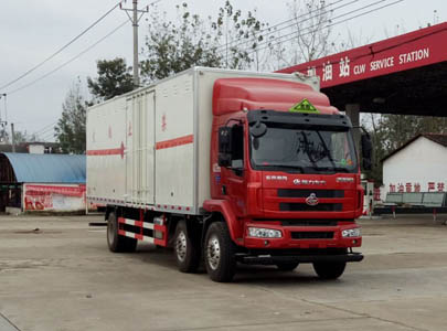 程力威牌CLW5250XRYL5型易燃液體廂式運輸車
