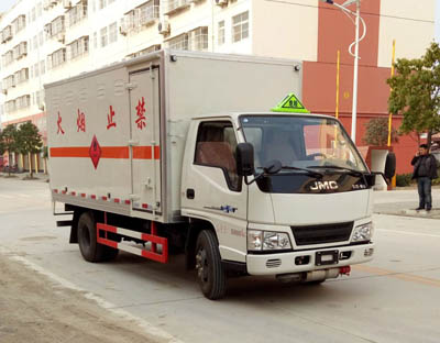 4.2米江鈴易燃液體廂式運輸車（2.7噸）