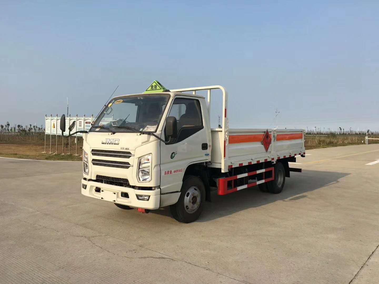 國(guó)六江鈴藍(lán)牌氣瓶運(yùn)輸車