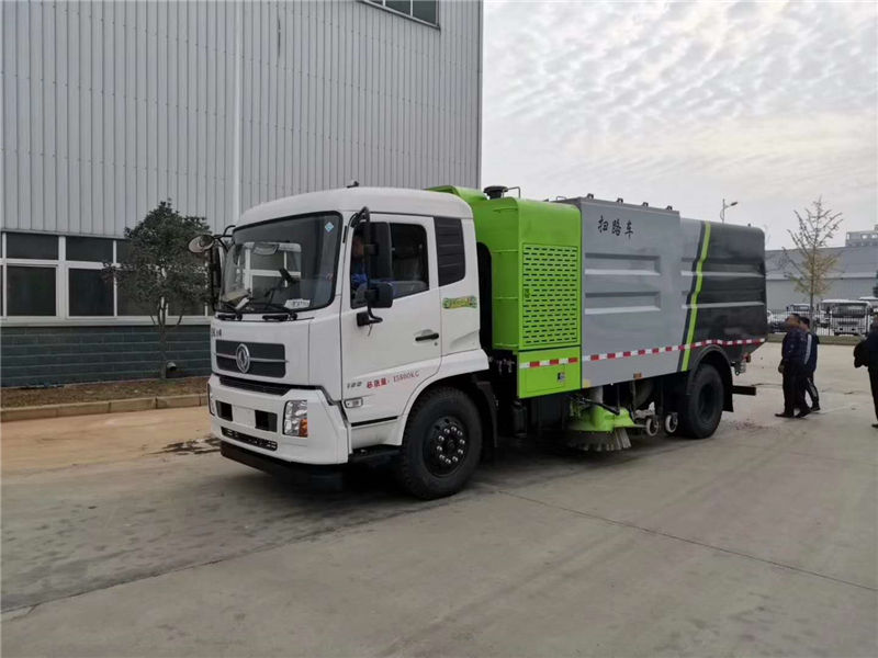 國(guó)六東風(fēng)天錦掃路車