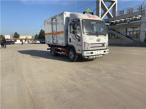 藍(lán)牌3.4米解放爆破器材運(yùn)輸車