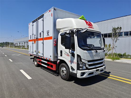 江鈴凱運(yùn)9類廢機(jī)油運(yùn)輸車/危險(xiǎn)廢物運(yùn)輸車