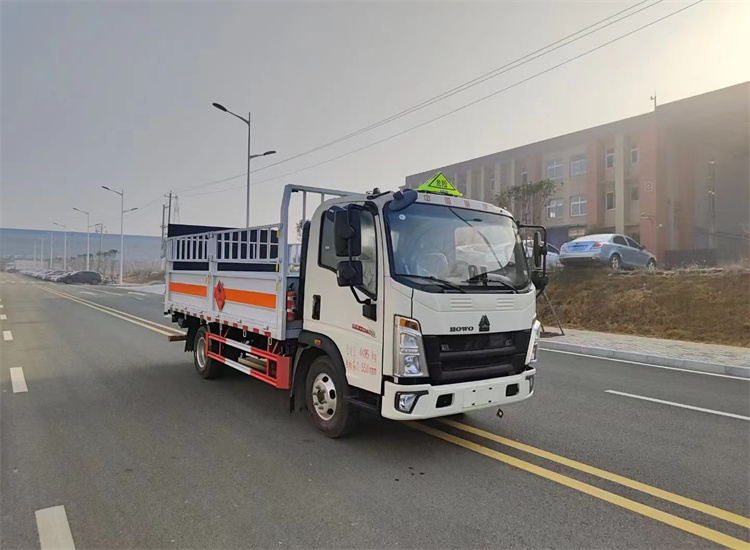 可乘坐三人的藍(lán)牌氣瓶運(yùn)輸車（重汽氣瓶運(yùn)輸車）