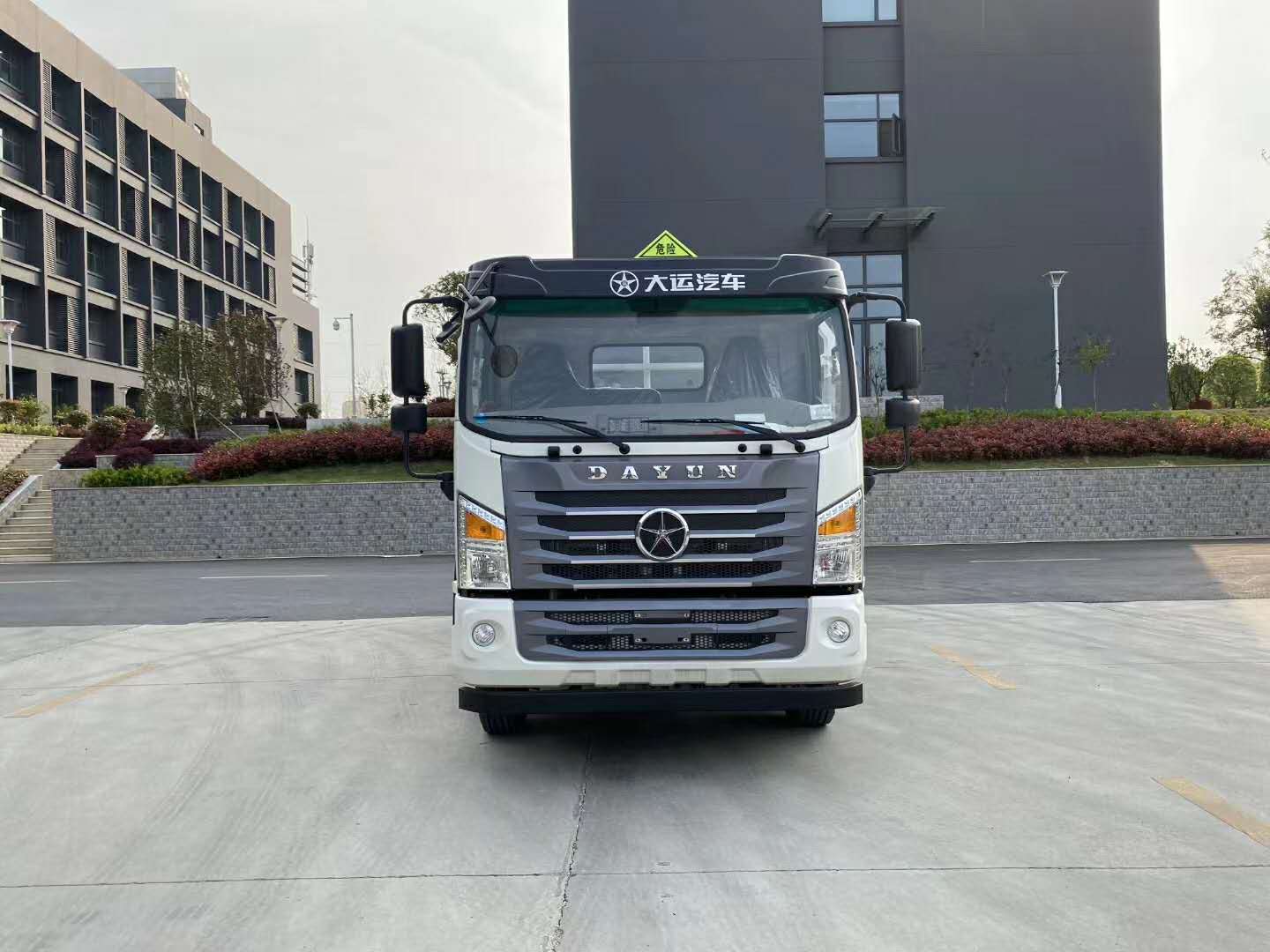 大運危險品氣瓶運輸車.jpg