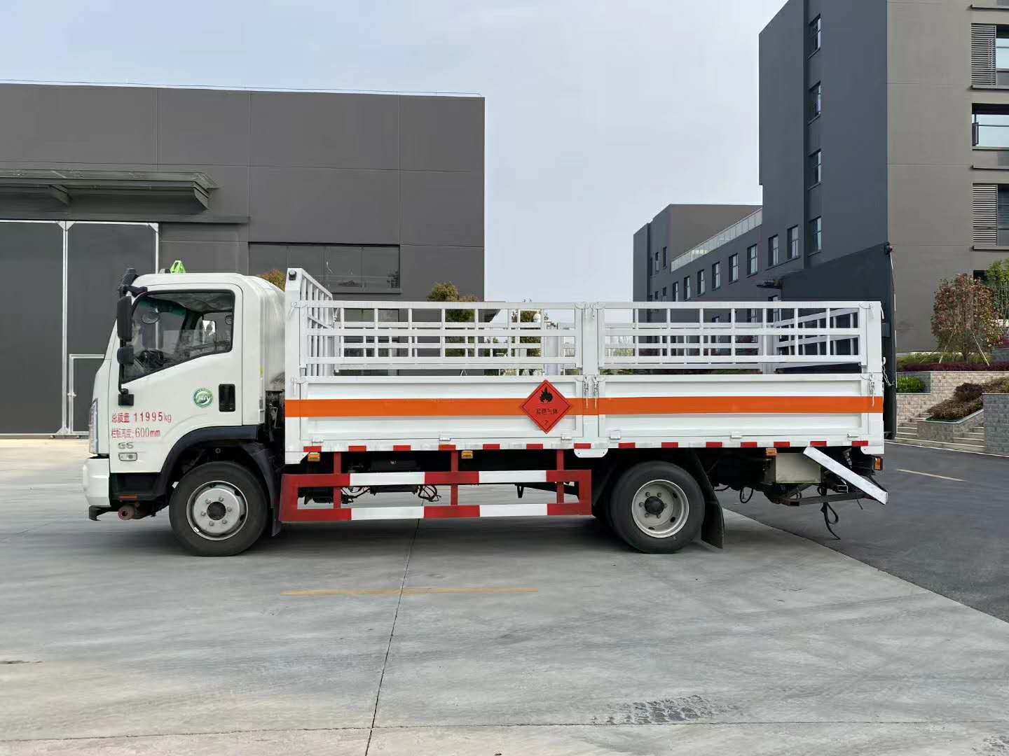 大運危險品氣瓶運輸車3.jpg
