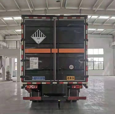 CLW5121XZWE6型雜項(xiàng)危險(xiǎn)物品廂式運(yùn)輸車5.jpg